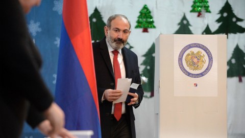 Qarabağ məğlubiyyəti, iqtisadi böhran, “qara piar”  - Ermənilər niyə yenidən Paşinyanı seçdilər?