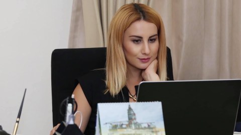 Bakı Ali Neft Məktəbinin mətbuat katibi işdən çıxdı