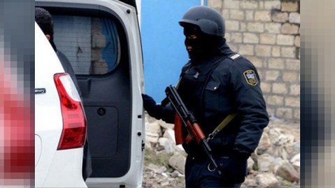 Həm karantin qaydasını pozdu, həm də polisi yumruqladı