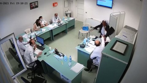 Həkimə əl qaldıran qazinin istintaqı YEKUNLAŞDI