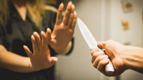 Oğlunun gözü qarşısında anasını BIÇAQLADI
