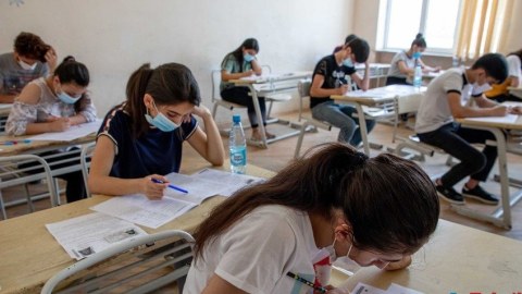 Bir nəzarətçi müəllim, 3 abituriyent imtahandan QOVULDU