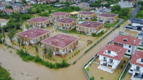 İstanbulda evlər su altında qaldı - FOTO