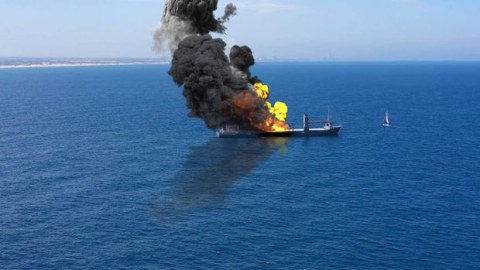Hind okeanında İsrail gəmisi vuruldu