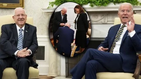 Bayden İsrail prezidenti qarşısında diz çökdü – FOTO