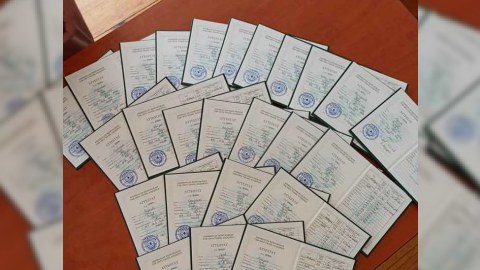 Bakı məktəblərində məzunlara attestat verilir