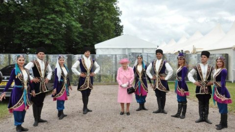 Britaniya Kraliçası “Xudayar təsnifi”ni DİNLƏDİ