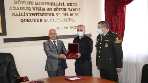 “Qarabağ” ordeni Şəhid Elvin Səfərovun ailəsinə təqdim edildi