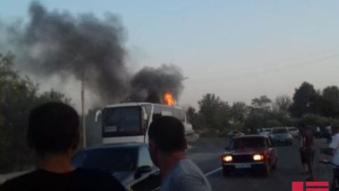 Bakıdan Mingəçevirə gedən sərnişin avtobusu yandı - FOTO
