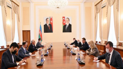 Azərbaycanın Baş naziri rusiyalı nazirlə görüşdü