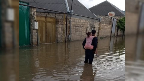 Gəncədə yağış suları evlərə doldu - FOTO