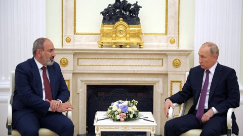 Putin Paşinyanla görüşdü