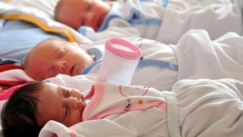 Azərbaycanda yeni doğulan oğlanlar qızları sürətlə ÜSTƏLƏYİR