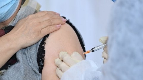 Məhkumların 98 faizinə vaksin VURULUB