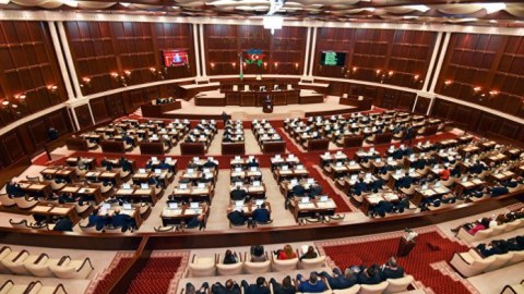 Bu gün deputatlar tətilə gedirlər