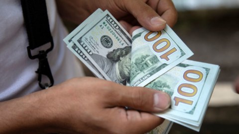 Dolların satışına limit qoyulub? - Mərkəzi Bank məsuliyyətdən yayınır