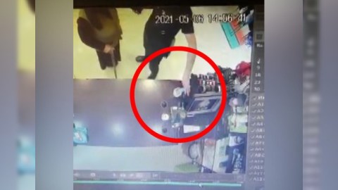 Keçmiş məhkum 20-yə yaxın mağazadan telefonlar oğurladı - VİDEO