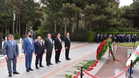 XİN-nin rəhbərliyi Fəxri xiyaban və Şəhidlər xiyabanını ziyarət edib
