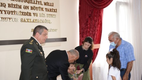 Vətən Müharibəsi Qəhrəmanı mayor Amid Heydərovun medalı oğluna təqdim edildi - FOTO