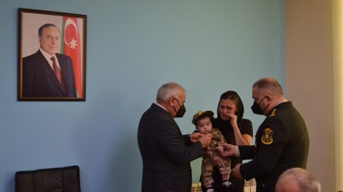 Füzulidə şəhid ailələrinə orden və medallar təqdim edilib