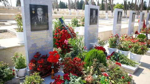 Zakir Həsənov Polad Həşimovun məzarını ziyarət edib - FOTOLAR