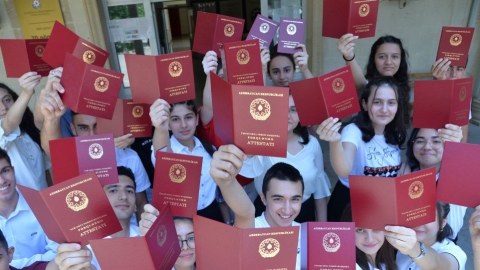 Məktəbi fərqlənmə attestatı ilə bitirən məzunların sayı AÇIQLANDI