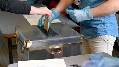 Fransada seçkilərin tarixi etirazla qarşılandı