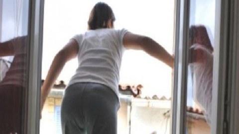 Neftçalada qadın özünü binadan atdı