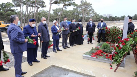Şeyx Polad Həşimovun və İlqar Mirzəyevin məzarını ziyarət etdi - FOTOLAR