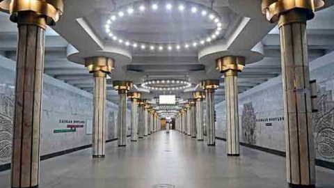 Metroda insident - Oğlan qatar yoluna yıxıldı