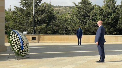 Mişel şəhidlərimizin önündə sayğı duruşunda...