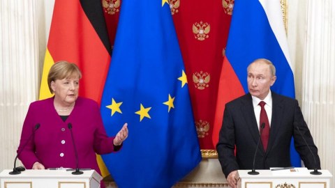Merkel Putinlə müzakirələr apardı