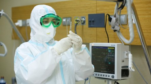Rusiyada virusdan ölənlərin sayı 151 mini ötdü