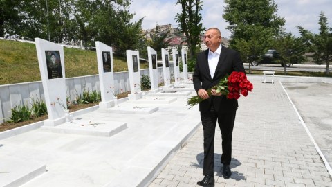 İlham Əliyev Daşkəsəndə Şəhidlər xiyabanını ziyarət etdi