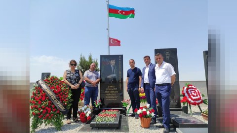 PJB üzvləri şəhid jurnalistin məzarını ziyarət etdilər - FOTOLAR  
