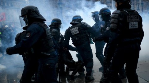 Fransada etirazçılarla polis arasında toqquşma