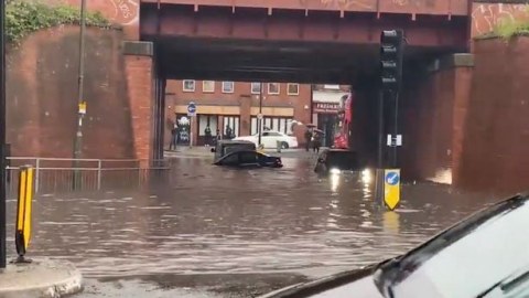 Londonda leysan yağışlar küçələrdə hərəkəti iflic etdi
