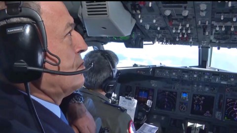 Hulusi Akarın təyyarəsi quş dəstəsi ilə toqquşdu