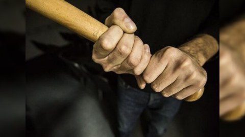 Ata 12 yaşlı oğlunu ağaca bağlayaraq döydü - Azərbaycanda dəhşət