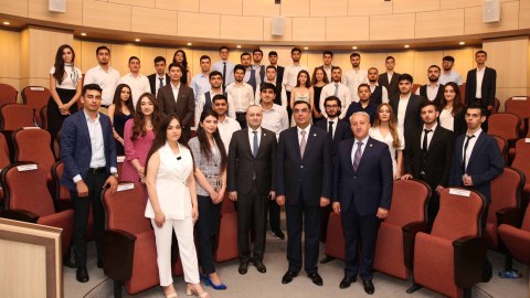 Rektor xaricdə təhsillərini davam etdirəcək məzunlarla görüşüb - FOTO