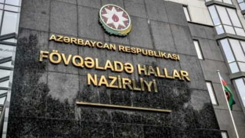    Güclü külək Bakıda fəsadlar törətdi - VİDEO    
