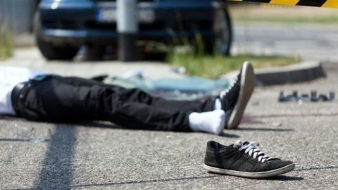 Avtobus yolu keçən piyadanı VURDU