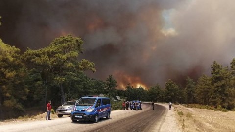 Yunanıstanda yanğına görə sakinlər təxliyə edildi