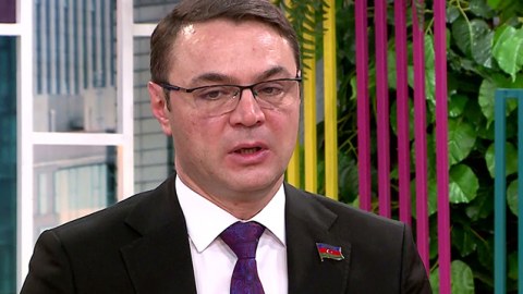 Polisi döyən deputat üzr istədi: “Səhv etmişəm”  