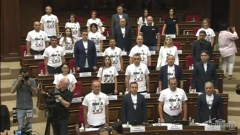 Ermənistan müxalifəti parlamentin ilk iclasında şou yaratdı – FOTO