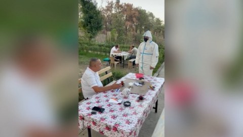 Koronavirus xəstəsi çayxanada yaxalandı