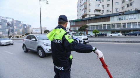 Yol polisinin saxladığı sürücüdən narkotik götürüldü