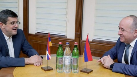 Araik Arutunyan müdafiə naziri ilə görüşdü
