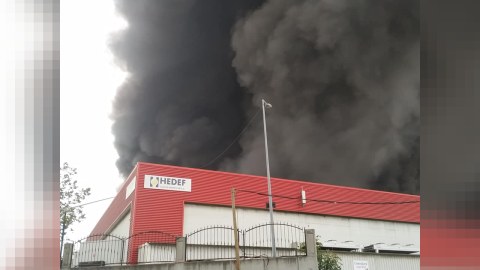 Türkiyədə fabrik yanır - FOTO