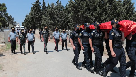 Vilayət Eyvazov vəfat edən polisin vida mərasimində - FOTO
